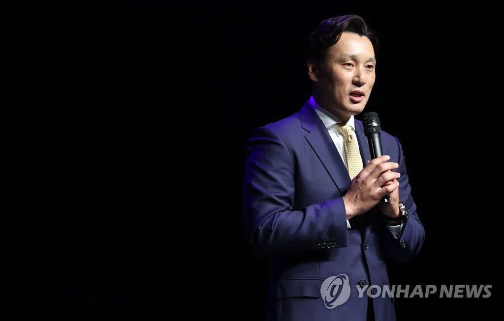 In this file photo from April 8, 2018, former South Korean baseball player Lee Seung-yuop speaks at the inauguration ceremony of his scholarship foundation in Daegu, 300 kilometers southeast of Seoul. (Yonhap)