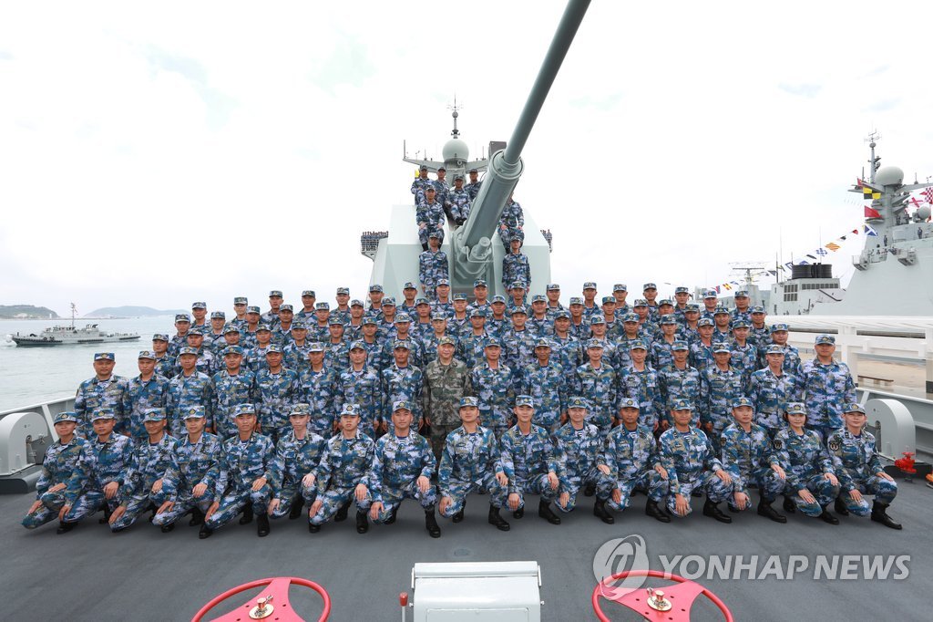 미사일 구축함서 장병들과 포즈 취한 시진핑
