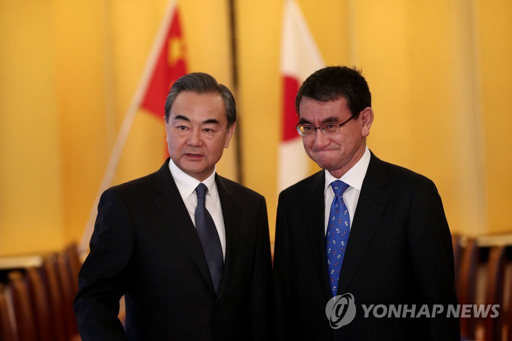 왕이 중국 외교부장(왼쪽)과 고노 일본 외무상