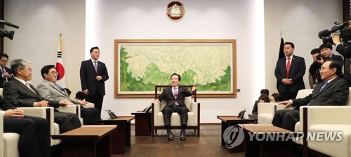 정세균 국회의장, '김성태 원내대표 자리를 가리키며'
