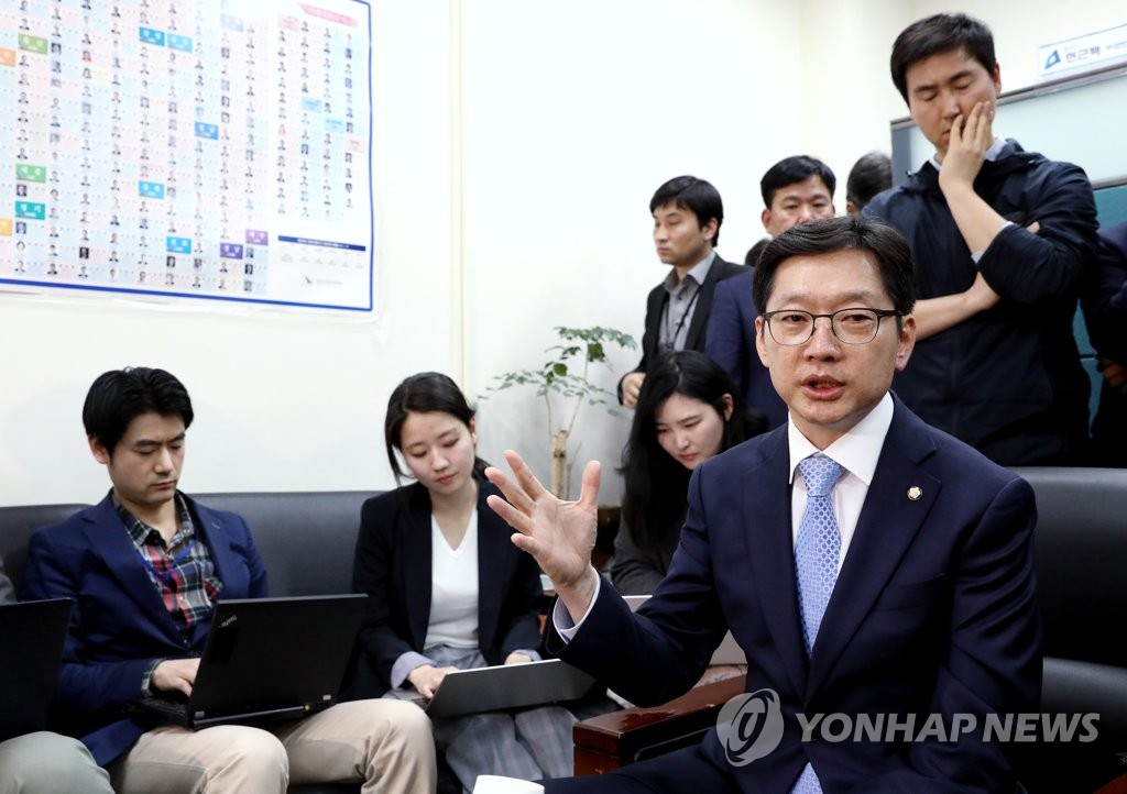 질문에 답하는 김경수 의원