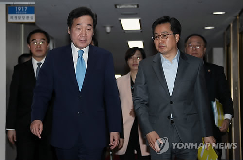 이낙연 총리, 경제부총리와 논의