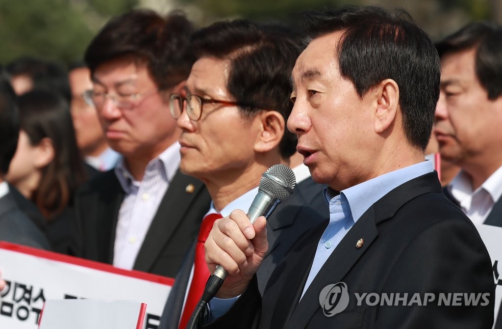 발언하는 김성태 원내대표