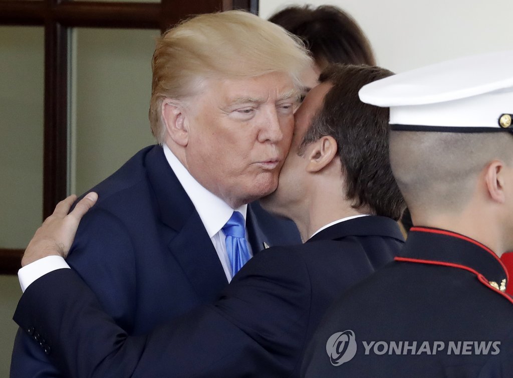 '볼키스 인사' 나누는 트럼프와 마크롱