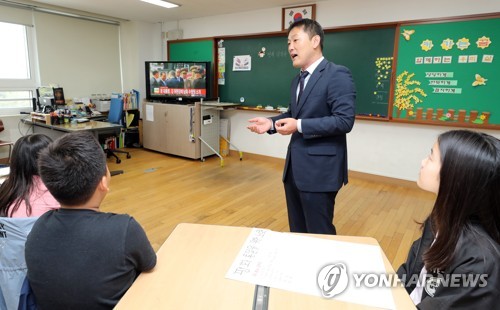 남북정상회담 때 TV 시청하는 학생들