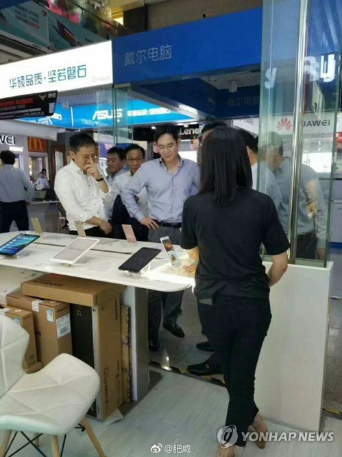 '중국 출장' 이재용, 현지 스마트폰 매장 방문