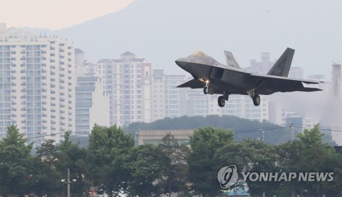 (광주=연합뉴스) 박철홍 기자 = 북한이 한·미 공군의 대규모 연합공중훈련인 '맥스선더'(Max Thunder) 훈련을 이유로 남북고위급회담을 전격 취소한 가운데, 16일 오전 광주 공군 제1전투비행단 활주로에 미군 F-22 랩터가 착륙하고 있다. pch80@yna.co.kr
