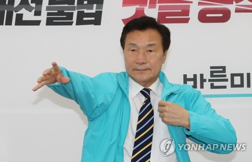 선거운동 점퍼 입는 손학규
