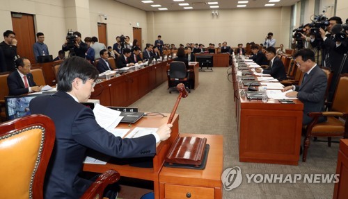 의사봉 두드리는 조경태 위원장