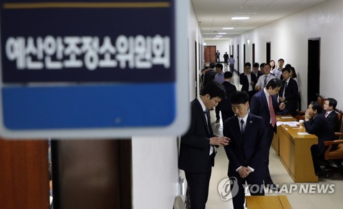 북적이는 예산안조정소위 앞