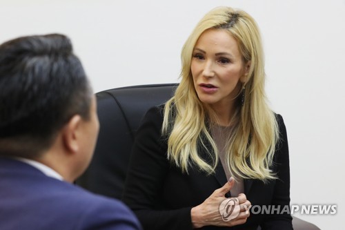인터뷰하는 폴라 화이트 목사