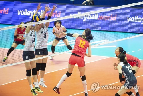 한국 여자배구, 공수 완벽 조화로 세계 1위 중국 완파