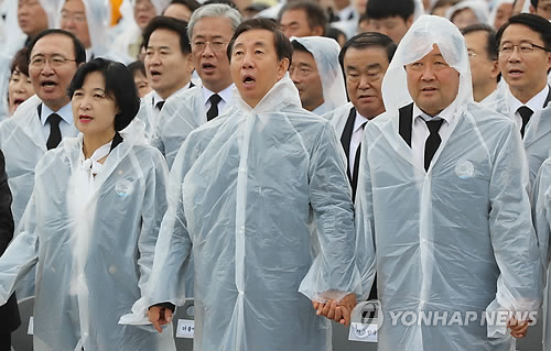 '님을 위한 행진곡' 제창하는 여·야 지도부