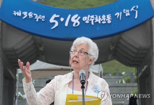메시지 전하는 마사 헌틀리