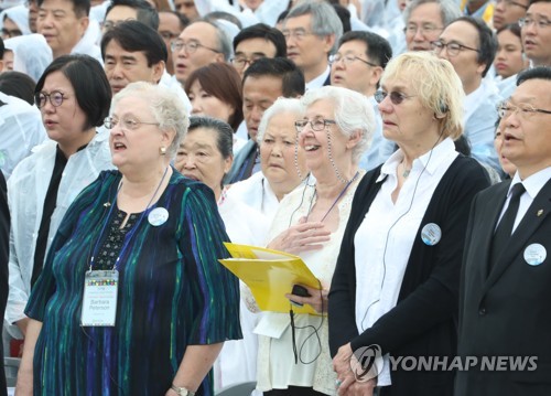 애국가 부르는 '푸른 눈의 목격자들' 유족