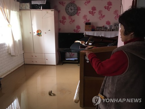 "안방까지 물 들어찼어요"