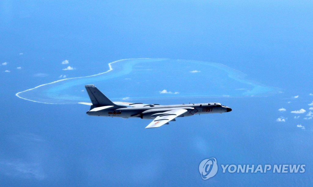 中폭격기, 남중국해 섬지역 첫 착륙…긴장 더 고조될 듯
