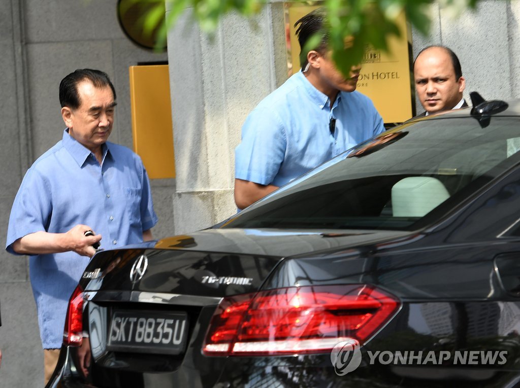 싱가포르 호텔 나서는 북한 김창선