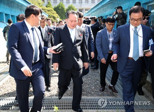 남으로 향하는 리선권 조평통 위원장