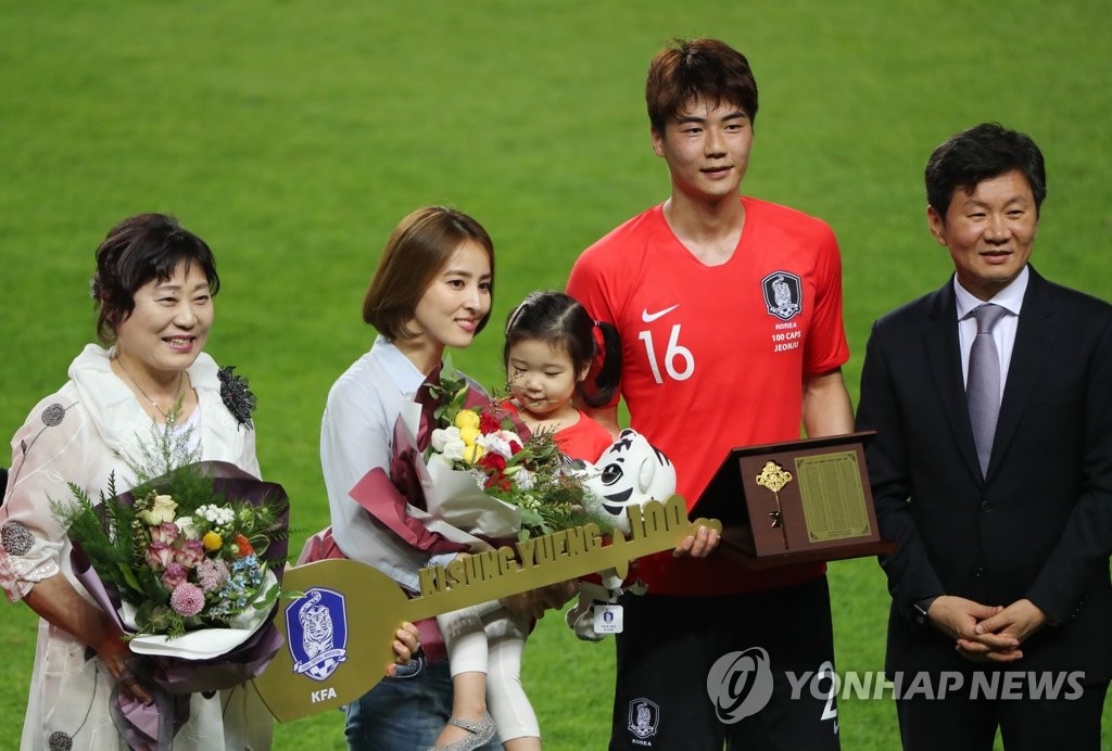 기성용 '센추리 클럽' 가입 축하하는 가족들