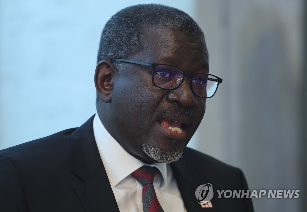 인터뷰하는 IFRC 사무총장