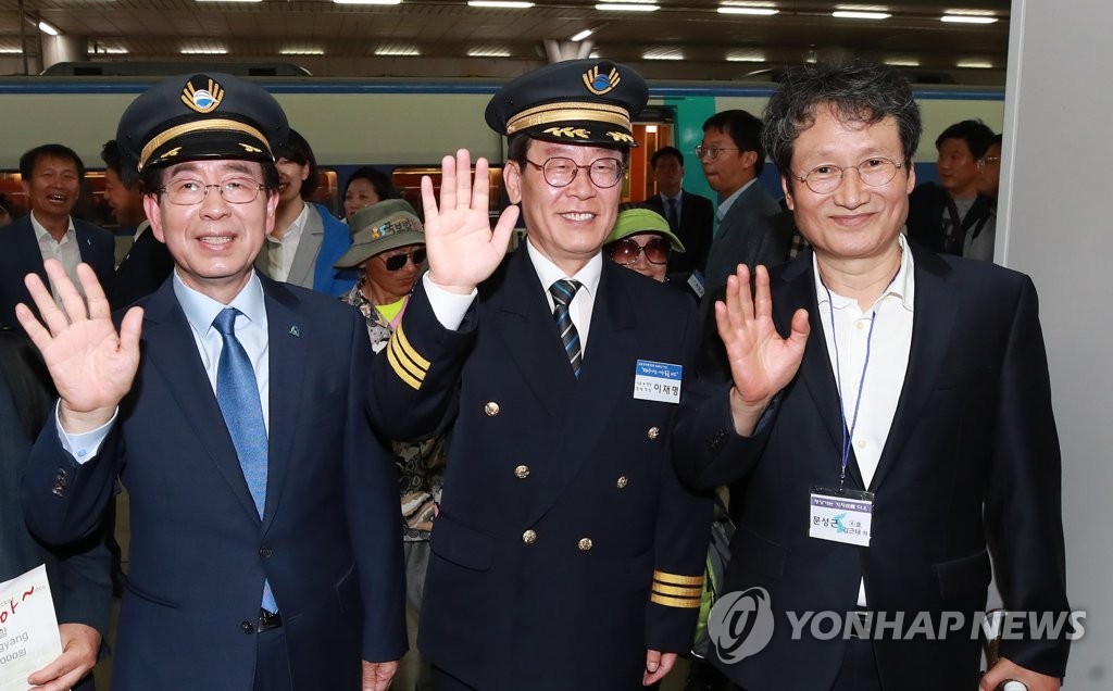 환송 인사하는 박원순-이재명 후보