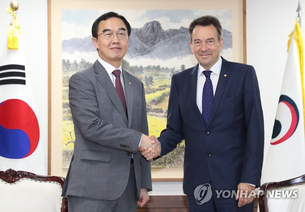 악수하는 통일부 장관과 국제적십자위원회 총재