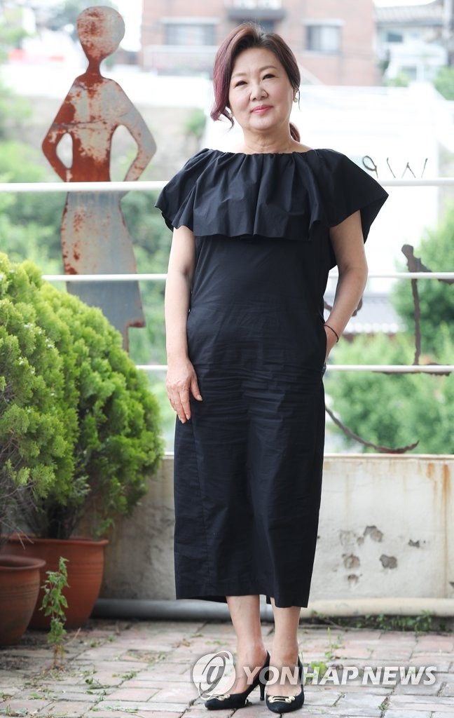 포즈 취하는 김해숙