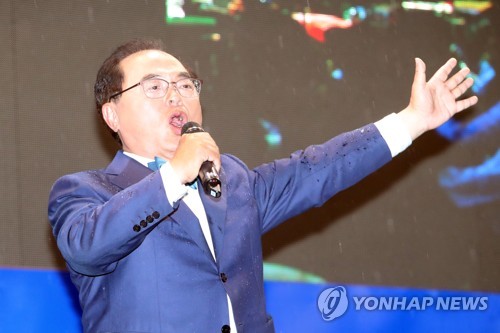 상록수 열창하는 오거돈 부산시장 후보