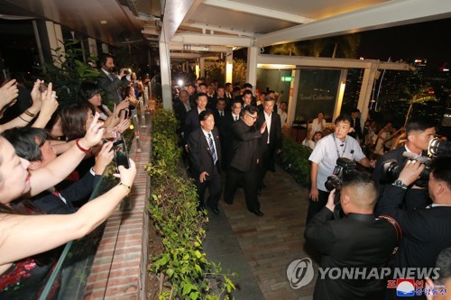 북한 노동신문, 김정은 싱가포르 명소 참관 보도