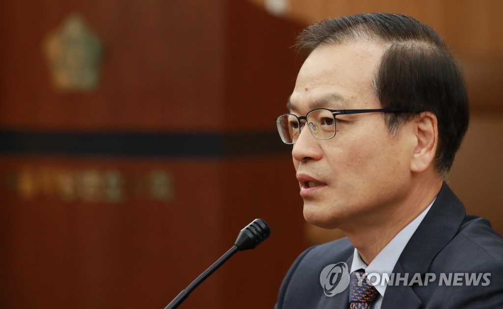 질문에 답하는 허익범 특별검사