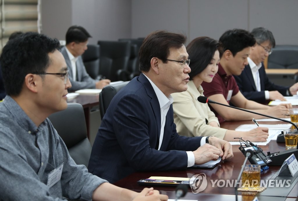테크자문단회의에서 발언하는 최종구 위원장
