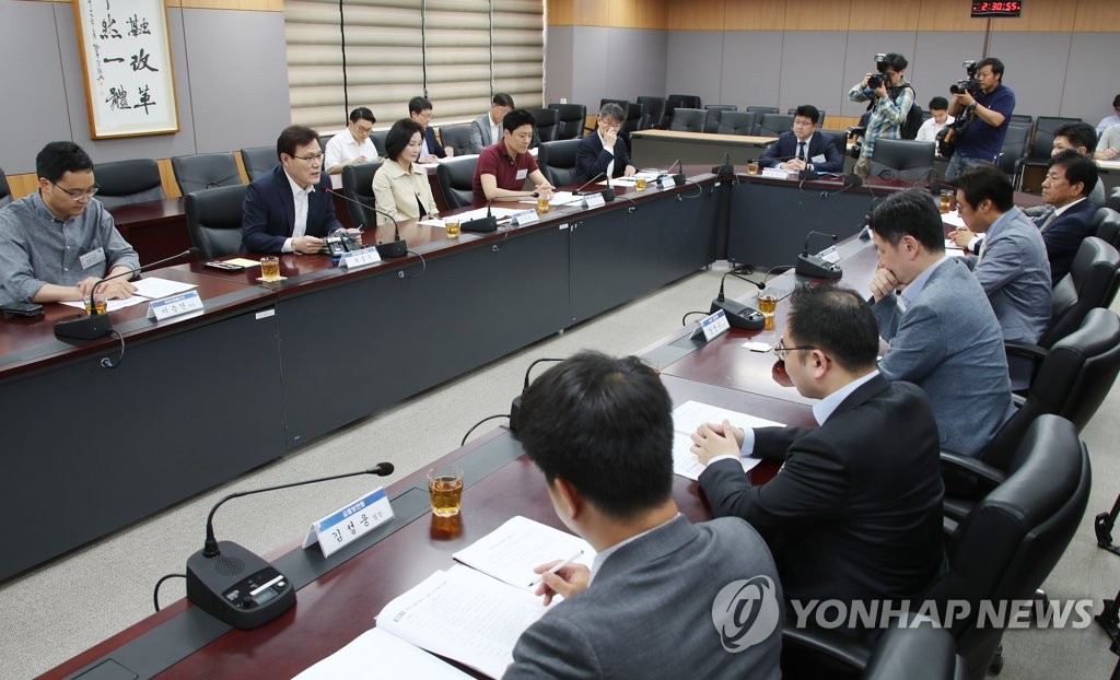 테크자문단회의에서 발언하는 금융위원장