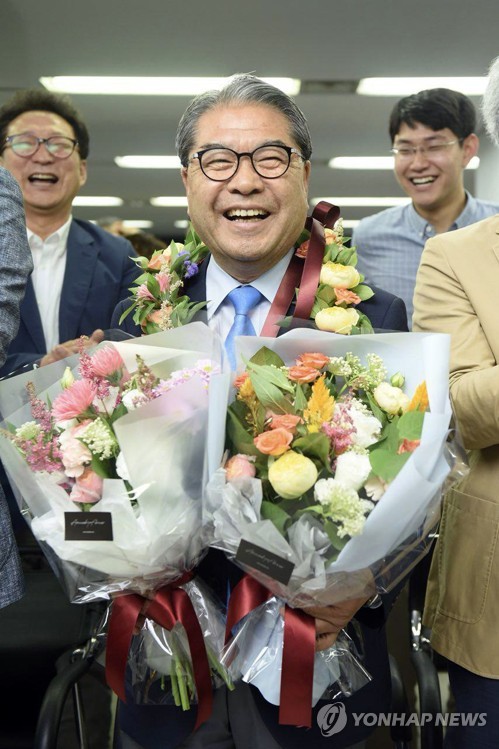 꽃다발 든 이재정 경기도교육감 후보