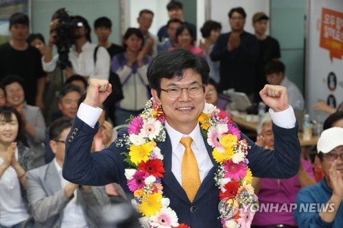 꽃목걸이 건 이석문 후보