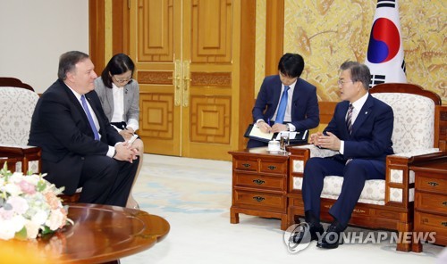 얘기 나누는 문 대통령과 폼페이오 미 국무장관