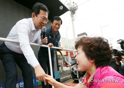 상인과 악수하는 박남춘