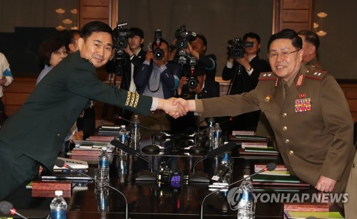 악수하는 남북 수석대표