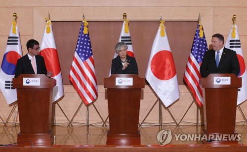 (서울=연합뉴스) 이지은 기자 = 강경화 외교부 장관이 14일 오전 서울 종로구 외교부 청사에서 열린 한미일 외교장관 공동기자회견에서 마이크 폼페이오 미국 국무장관의 답변에 이어 추가 발언을 하고 있다. 왼쪽은 고노 다로(河野太郞) 일본 외무상. 2018.6.14 jieunlee@yna.co.kr