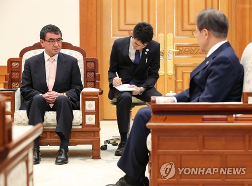 문 대통령에 인사말하는 고노 다로 일본 외상