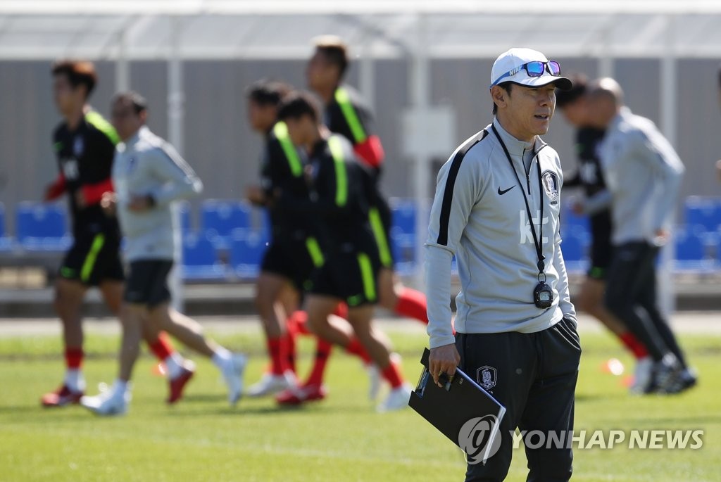 훈련하는 선수들과 신태용 축구대표팀 감독