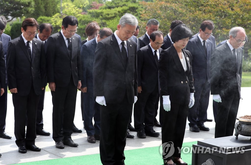 (서울=연합뉴스) 김현태 기자 = 더불어민주당 추미애 대표(앞 줄 오른쪽)와 이재명 경기도지사 당선인(뒷 줄 왼쪽), 6.13 지방선거 당선인들이 15일 오전 동작구 국립서울현충원을 참배하고 있다. mtkht@yna.co.kr