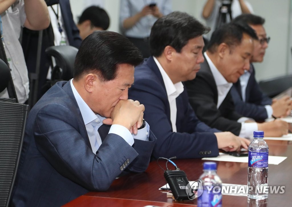 굳은 표정의 자유한국당 재선 의원들