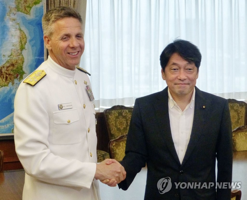 악수하는 미국 인도태평양사령관과 일본 방위상