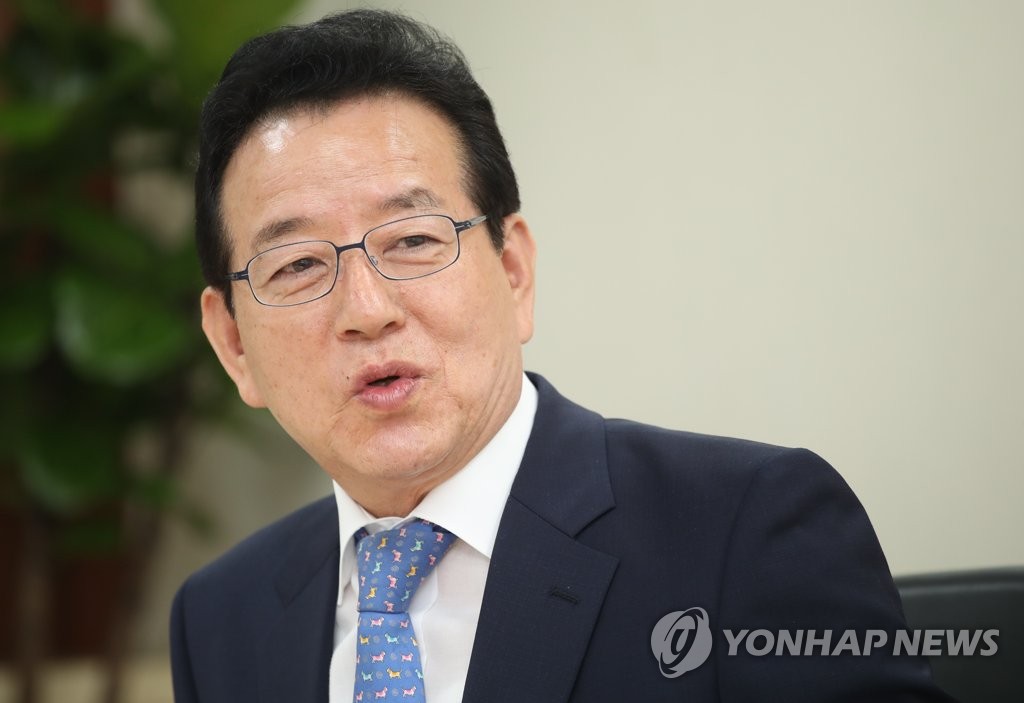 인터뷰하는 정순균 강남구청장 당선인
