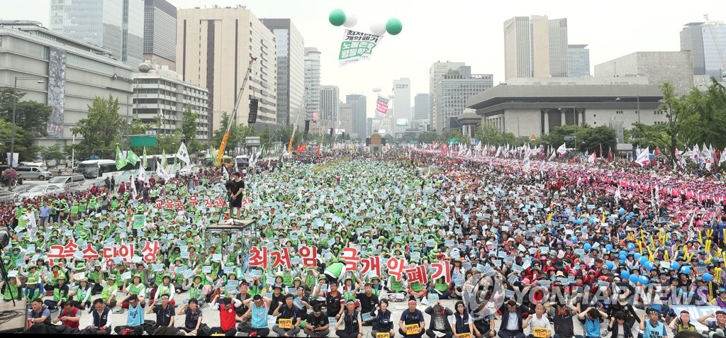 '노동자들, 광화문 광장에서'