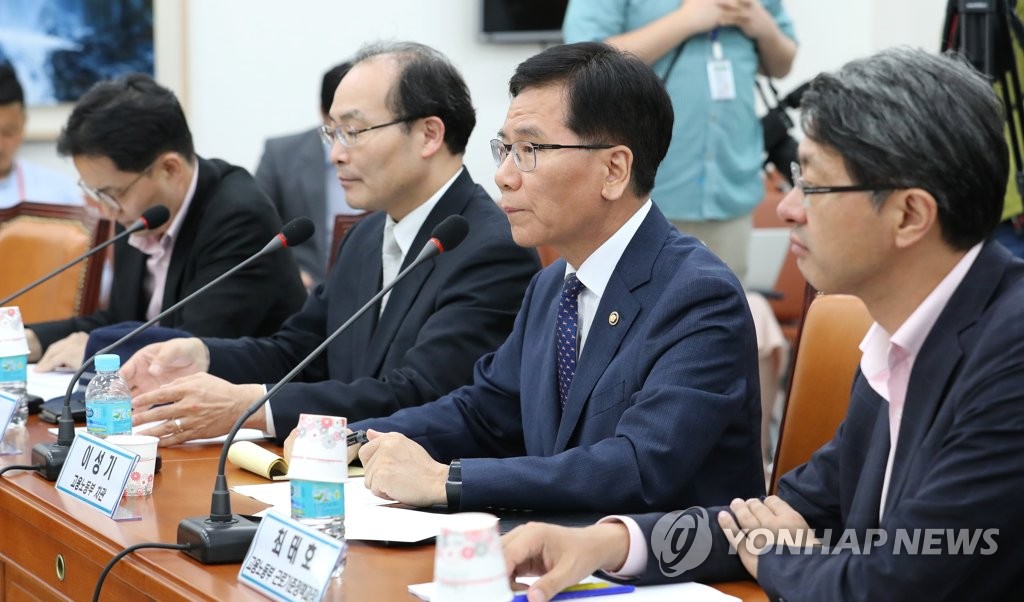 발언 경청하는 이성기 차관