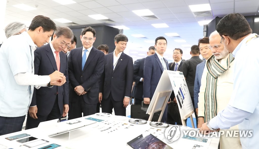 제품 살펴보는 문 대통령