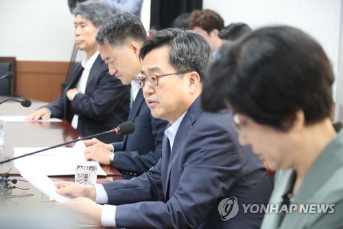긴급현안간담회서 발언하는 김동연 부총리