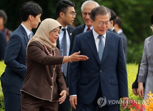 야콥 싱가포르 대통령 안내받는 문 대통령